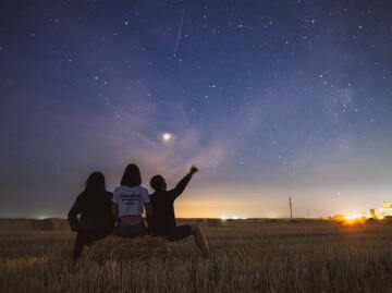 【夢占い】流れ星の夢の意味11選！願いごとを流れ星にする夢など！
