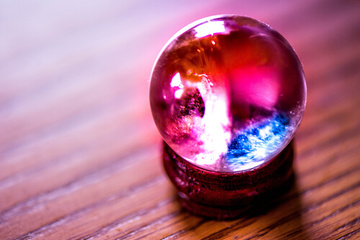 水晶玉が天然の本物かガラス玉の偽物か見分ける方法！
