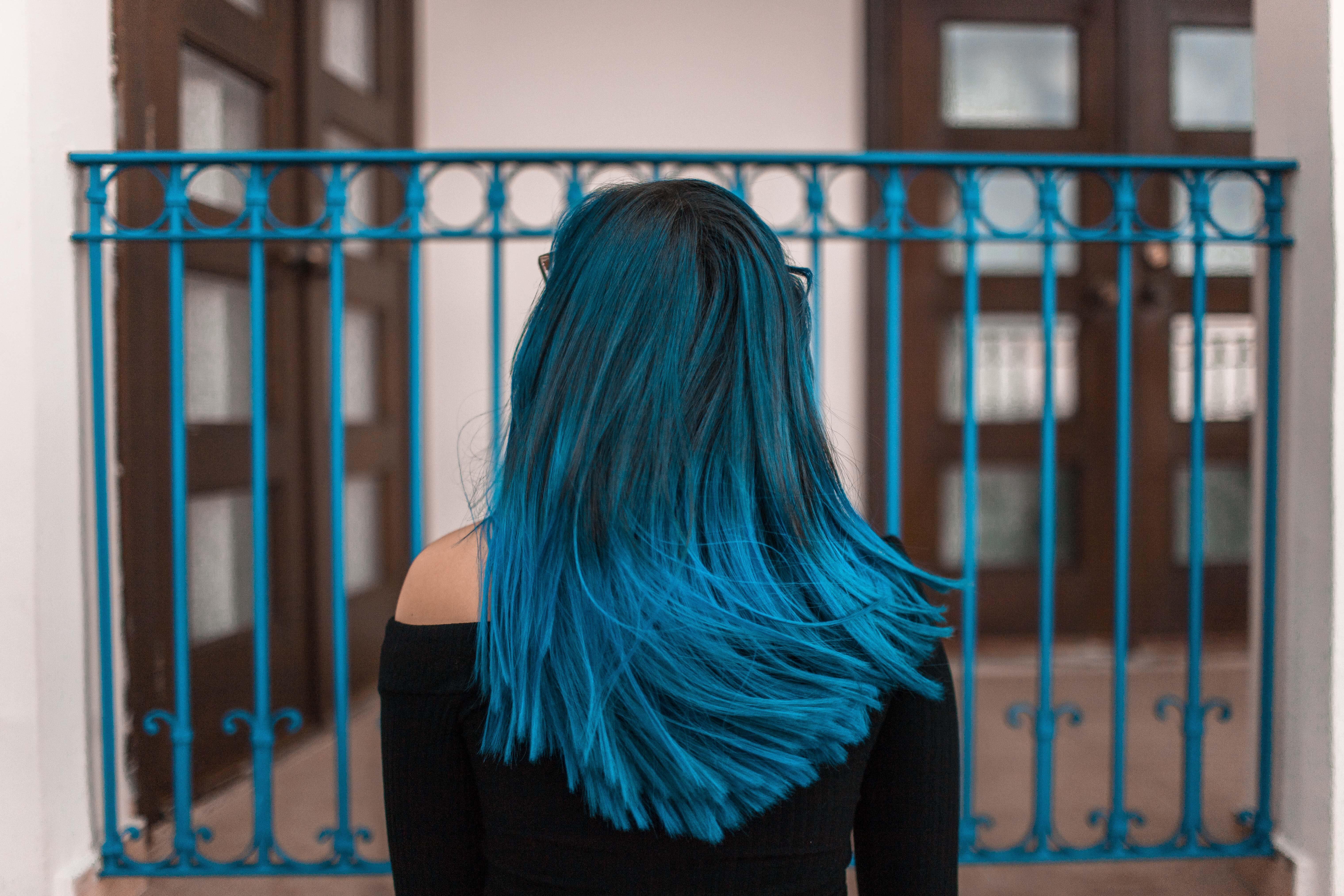 髪色は青に染める ブルー系ヘアカラーまとめ ブルーブラックなど Lovely