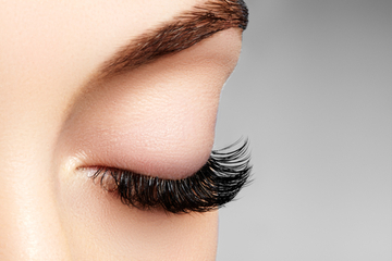 眉毛が長い原因は老化？カットすべき？整え方を解説します