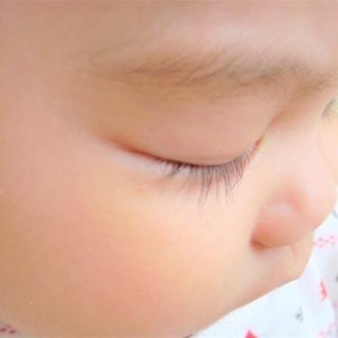 赤ちゃんの目やにが多い 原因は 新生児の片目だけにでることも 2ページ目 Lovely