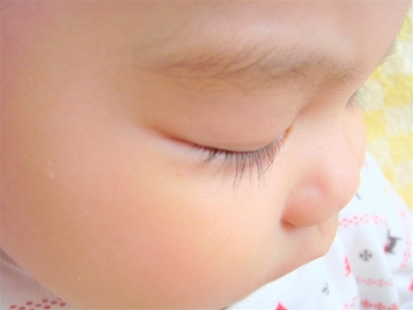 赤ちゃんの目やにが多い 原因は 新生児の片目だけにでることも 2ページ目 Lovely