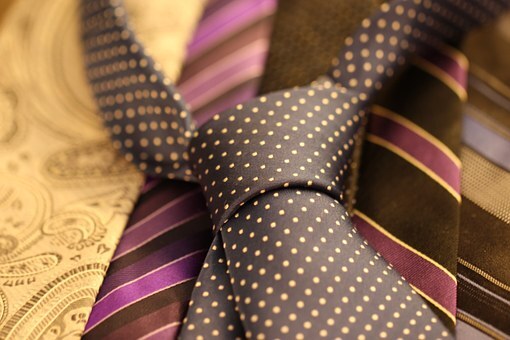 コンビニでネクタイは買える 値段は 黒 白ネクタイやピンもある Lovely