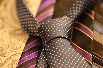コンビニでネクタイは買える？値段は？黒・白ネクタイやピンもある？
