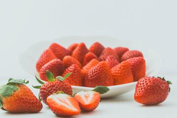 【夢占い】いちごの夢の意味17選！恋愛運が上がるかも？