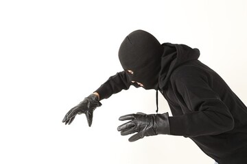 【夢占い】強盗の夢の意味21選！大切なものを失うかも？