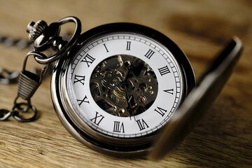 【夢占い】時計の夢の17の意味を診断！