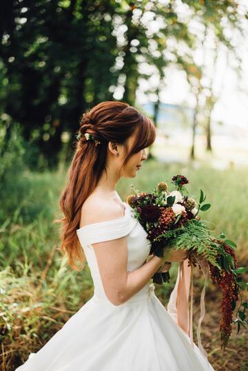 花嫁のティアラヘアスタイル32選 結婚式の髪型はこれできまり Lovely