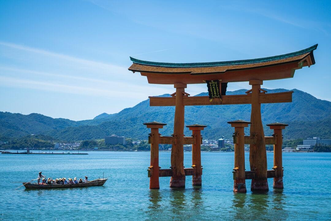 厳島神社で御朱印を貰おう 御朱印帳のデザインやお守りも紹介 Lovely