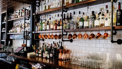 【夢占い】居酒屋の夢の意味９選！シチュエーションで意味が変わる…！