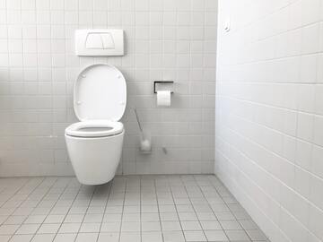 トイレで用を足す夢の意味21選！尿・大便などパターン別【夢占い】