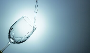 水を飲む夢の意味13選｜ぬるい・海水などパターン別解説【夢占い】	