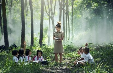 【夢占い】小学校の夢の意味31選｜同級生・先生・校舎・教室など