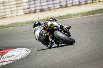 レースの夢の意味15選｜車・バイク・自転車・競馬など【夢占い】
