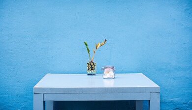 テーブルの夢の意味19選｜大きい・円形・食事・拭くなど【夢占い】