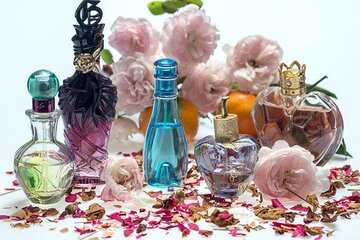 【夢占い】香水の夢の意味19選｜つける・もらう・匂い・香水瓶など