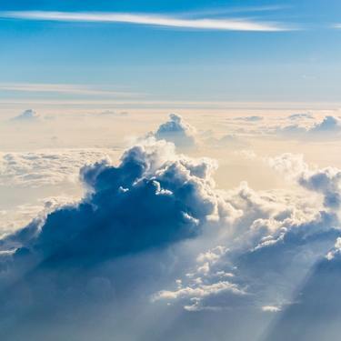 空の夢の意味23選 飛ぶ 見上げる 落ちる 青空 雲など 夢占い Lovely