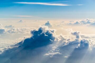 空の夢の意味23選！飛ぶ・見上げる・落ちる・青空・雲など【夢占い】