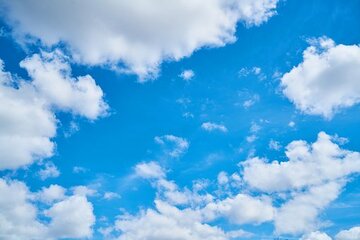 【夢占い】青空の夢の意味31選｜晴天・海・雲・飛行機・飛ぶなど