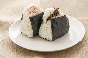 おにぎりに関する夢占い20選！食べる・握る・具材などパターン別に紹介