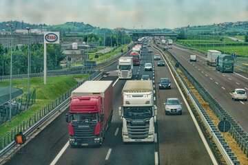 トラックに関する夢占い14選！乗る・運転・事故などパターン別に紹介