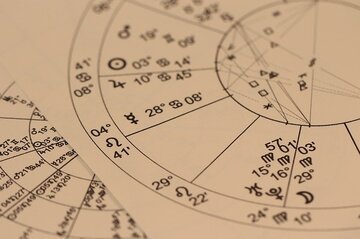 7月12日の誕生石・誕生花・星座・運勢・相性は？【365日誕生日占い】