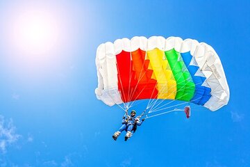 【夢占い】スカイダイビングの夢の20の意味を解説！可能性・願望