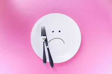 【夢占い】食べられる夢の20の意味を解説！現実逃避・欲求の高まり
