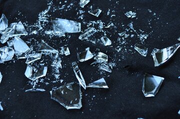 【夢占い】ガラスの割れる夢の20の意味を解説！精神面・運気・繊細