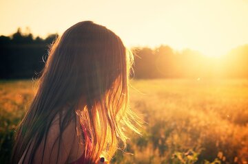 【夢占い】夕日の夢が示す17の意味｜美しい・照らす・眺める・海など