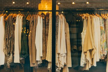 【夢占い】服屋に関する夢の20の意味を解説！自信・ストレス