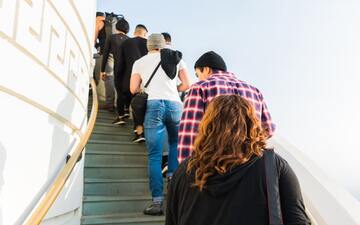 【夢占い】行列の夢の意味35選｜並ぶ・眺める・トイレ・遊園地など
