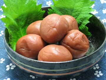 【夢占い】梅干しの夢が示す15の意味とは？｜おにぎり・酸っぱいなど