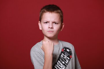 【夢占い】脅される夢が暗示する意味17選｜トラブルが起こる予兆かも	
