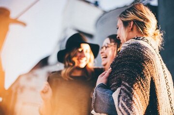好意の表れ？一緒にいて友達の名前をたくさん呼ぶ女性の心理とは	