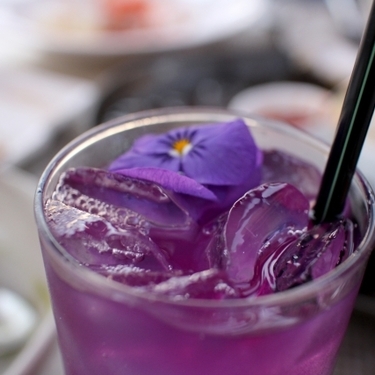 紫色のカクテルレシピ9選 バイオレットフィズに込められた意味とは Lovely