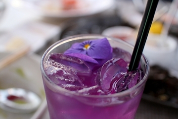 紫色のカクテルレシピ9選｜バイオレットフィズに込められた意味とは？
