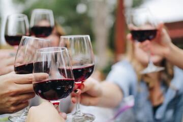 【夢占い】ワインの夢31選｜飲む・あげる・買う・選ぶ・もらうなど