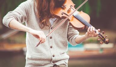 【夢占い】バイオリンの夢の意味9選｜弾く・音色・弦が切れるなど！