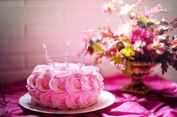 【2023年】女子受け抜群のおしゃれな誕生日ケーキ30選！プレゼントと一緒に贈りたいケーキ♡