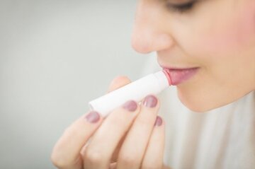 ヌレヌレの効果を検証！ラブコスメのリップ美容液の口コミや評判から使い方まで徹底レビュー