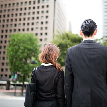 職場恋愛で年の差がある年上男性への効果的なアプローチ法と脈ありサイン Lovely